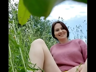 Witness the Sensual Delights of an Alluring MILF in a Chamomile Field: Masturbation, Pee, and a Wasp!