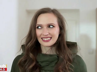 Mesmerizing Bombshell Gets Catfished on Tinder, but Her Date's Huge Cock Leads to an Explosive Creampie