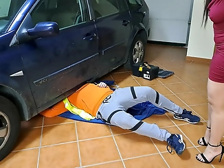 Sensual Stepmom Gets Lewd Internal Cumshot from the Mechanic